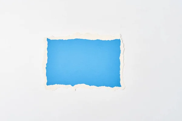 Beyaz Arka Planda Yırtılmış Mavi Kağıt Renk Kağıdıyla Şablon — Stok fotoğraf