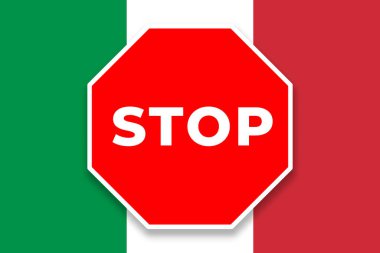 İtalya 'da Coronavirus Covid-19 salgını. Yazılı İtalyan bayrağı Yasak tabelasında dur