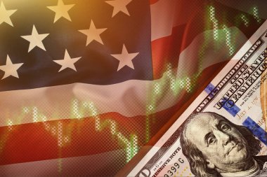 Mali kriz ve petrol fiyatları konsepti. Koyu arkaplanda Amerikan bayrağına karşı tırnak içinde çizelgeler olan dolar banknotları 