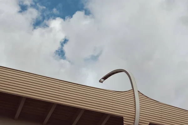 Bulutlu Gökyüzüne Karşı Sokak Lambalarıyla Modern Köprünün Bir Parçası Mühendislik — Stok fotoğraf