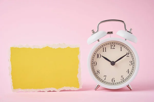 Relógio Alarme Branco Folha Papel Rasgado Vazia Fundo Rosa Conceito — Fotografia de Stock