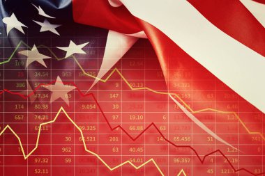 Küresel ekonomik ve finansal kriz kavramı. Borsa grafikleri ve Amerikan bayrağı.