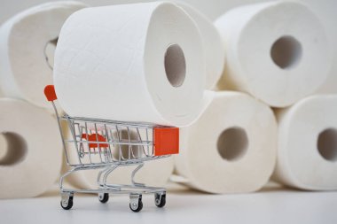 Coronavirus covid-19 konsepti için panik satın alan tüketici. Tuvalet kağıdı alışveriş arabasında yuvarlanıyor. İnsanlar ev karantinası için gerekli malzemeleri stokluyorlar.