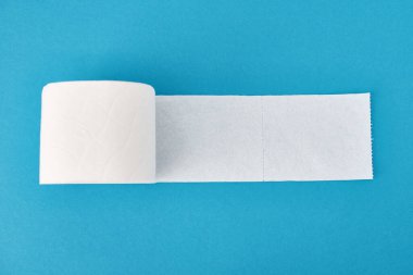 Tuvalet kağıdı mavi arka planda. Hijyen kavramı