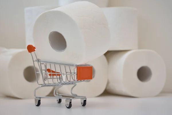 消费者购买科罗纳威斯Covid 19概念的恐慌 购物车里的厕纸卷 人们正在囤积基本的家庭检疫用品 — 图库照片