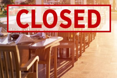 Coronavirus karantinası sırasında kapalı bir restoran. Covid-19 salgını yüzünden boş bir kamusal alan. Coronavirüs salgınından korunmak için evde kal.