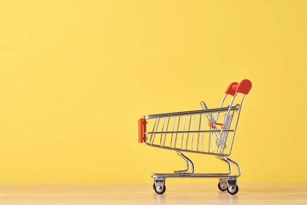Leere Einkaufswagen Auf Gelbem Hintergrund Einkaufskonzept — Stockfoto
