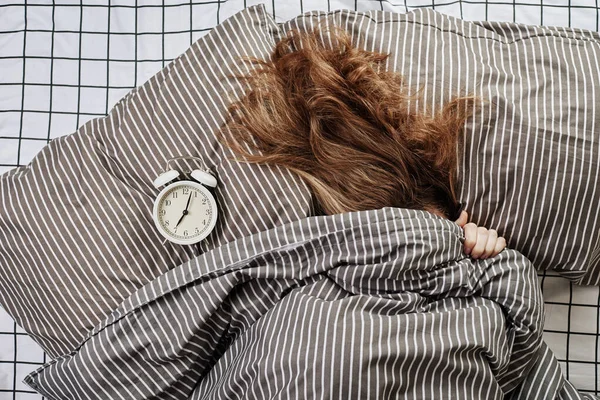 Mujer Dormida Cubierta Debajo Manta Cama Reloj Despertador Vintage Almohada — Foto de Stock