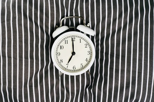 ベッドの枕の上に白いヴィンテージ目覚まし時計 朝と夜のコンセプト — ストック写真
