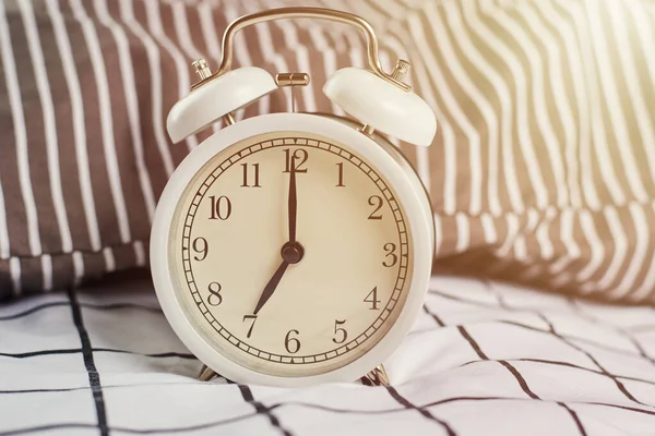 Beyaz Antika Çalar Saat Yatakta Yastıklar Gale Sabah Konsepti — Stok fotoğraf