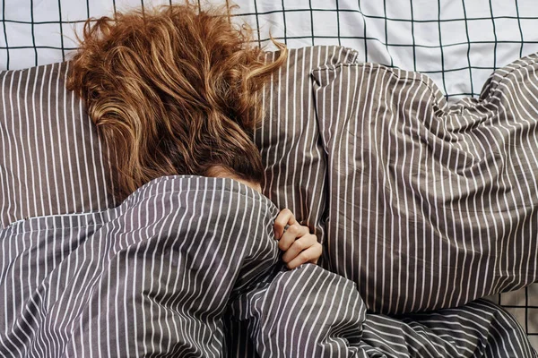 Śpiąca Kobieta Przykryta Kocem Łóżku Zabytkowy Budzik Poduszce Leniwy Poranek — Zdjęcie stockowe