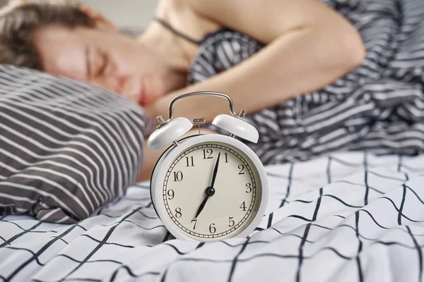 Mujer Dormida Dormitorio Reloj Despertador Vintage Despierta Mañana Concepto — Foto de Stock