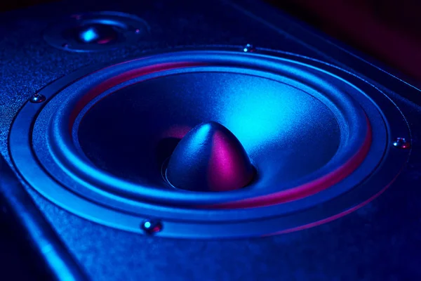Lautsprecher Mit Neonlicht Auf Dunklem Hintergrund Dynamische Monitor Nahaufnahme Kreativer — Stockfoto