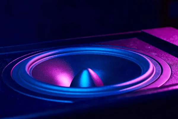 Karanlık Arka Planda Neon Işıkları Olan Ses Hoparlörü Dinamik Monitör — Stok fotoğraf