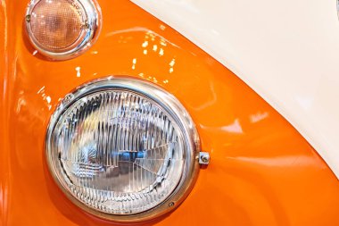 Retro arabada halojen lambalı far, kapat.