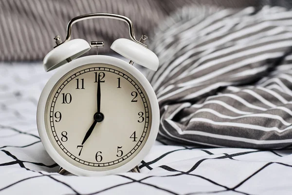 Beyaz Antika Çalar Saat Yatakta Yastıklar Gale Sabah Konsepti — Stok fotoğraf