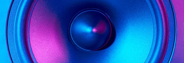 Neon Işıklı Ses Hoparlörü Uzun Afiş Dinamik Monitör Yakın Çekim — Stok fotoğraf