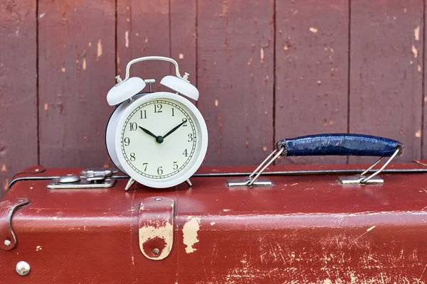 Relógio Alarme Vintage Branco Mala Retro Marrom Perto Tempo Esgotando — Fotografia de Stock