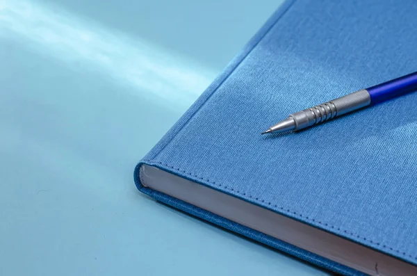 Niebieski biznes pamiętnik i ołówek po prawej stronie. — Zdjęcie stockowe