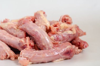 Hafif arka planda tavuk boyunlarının tazeliği.