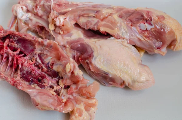 Oberedda slaktkroppar av kyckling på en lätt bakgrund. — Stockfoto