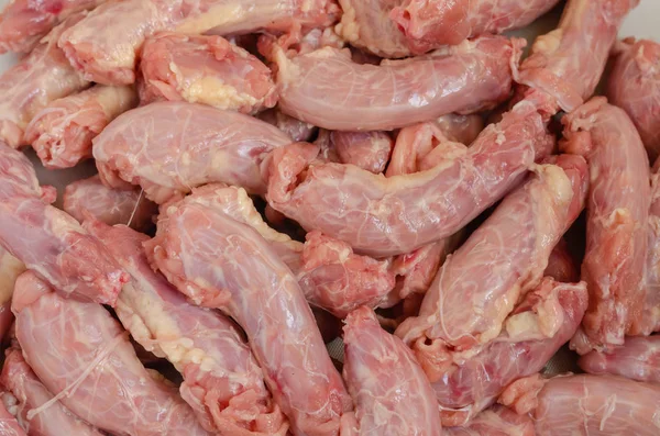 Primer plano de un conjunto de cuellos de pollo crudos . — Foto de Stock