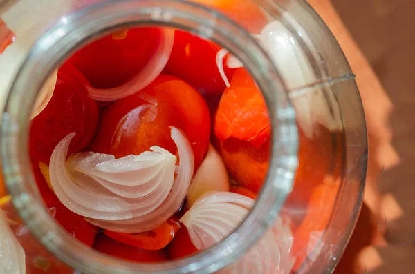 Tomater på burk i glasburk. — Stockfoto