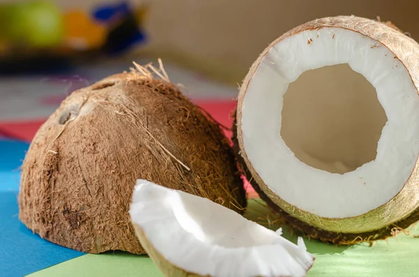 Frische Kokosnuss auf dem Tisch. — Stockfoto