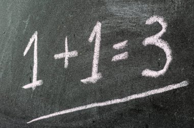 1 + 1 = 3 El Yazısıyla Tahtadaki Tebeşir