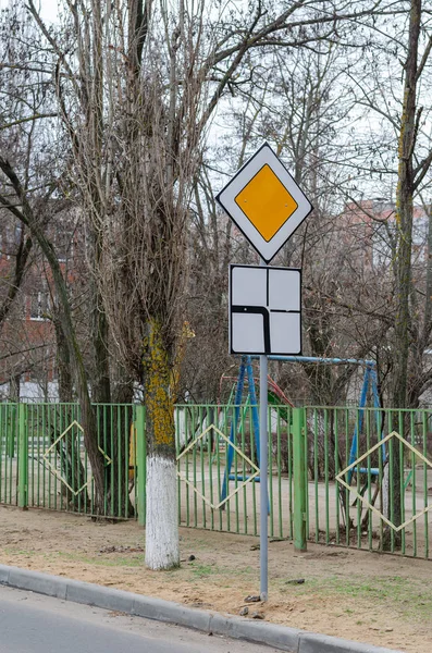 Примітивні Дорожні Знаки Тлі Металевого Паркану Змінити Напрямок Руху Головна — стокове фото