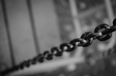 gerilmiş bir zincire yakın çekim.