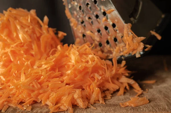 Un mazzo di carote grattugiate . — Foto Stock
