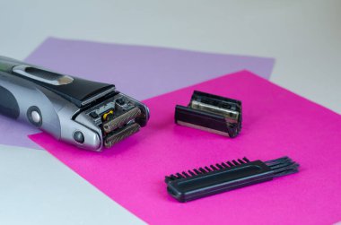Kirli bir elektrikli tıraş makinesini temizlemek ya da banyoda tıraş bıçağı kullanmak..