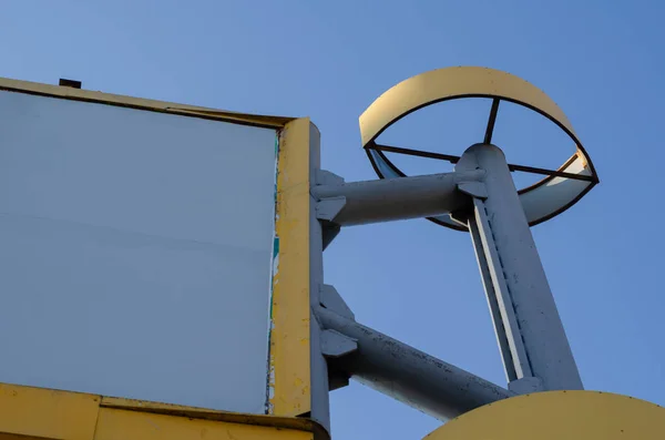 Graue und gelbe Metallkonstruktion vor blauem Himmel. — Stockfoto