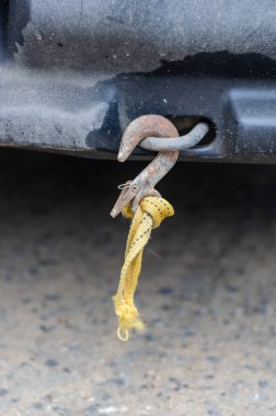 Çekme sırasında kopmuş kancalı bir halat. Turuncu kabloyla paslı kanca. Yakın plan. Seçici odaklanma. İnsanlar olmadan. Fotoğrafın dikey dizilişi.