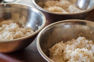 Pirinç lapalı üç metal kase..