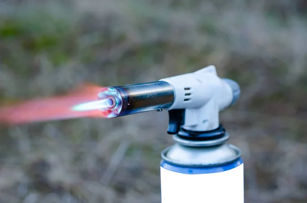 Closeup of a nozzle with a scarlet flame. — Stock Photo, Image