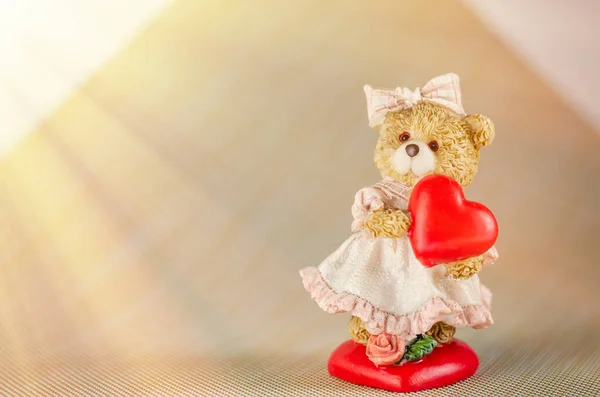 The morning rays of the sun illuminate the decorative figure of a female bear. — Stock Photo, Image