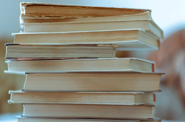 Большая стопка книг с жестким диском . — стоковое фото