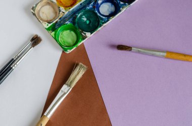 Üç boya fırçası ve suluboya boya.. 