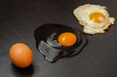 Siyah arka planda bir tavuk yumurtasının üç farklı koşulu.. 
