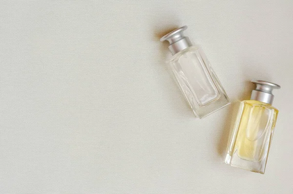 Скляні пляшки для парфумерії на світлому фоні . — стокове фото