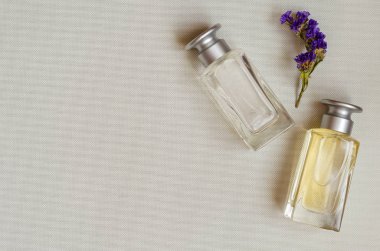 Hafif arkaplanda parfüm şişeleri. 