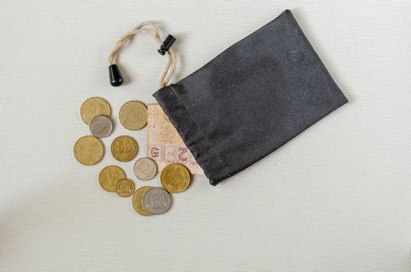 Тканинний гаманець з монетами та банкнотами . — стокове фото