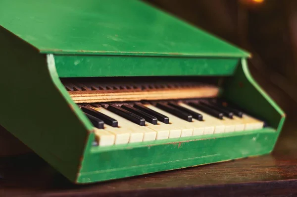 Juguete piano verde para niños pequeños . — Foto de Stock