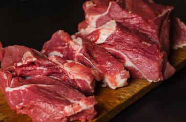 Tahta kesme tahtasındaki çiğ sığır filetosu..