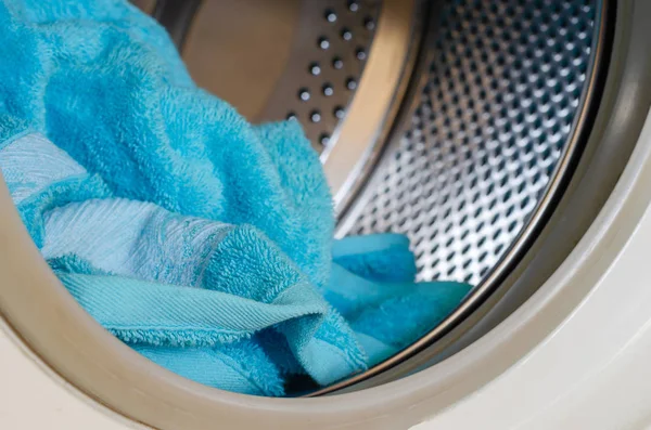 Handuk mandi di dalam mesin cuci . — Stok Foto