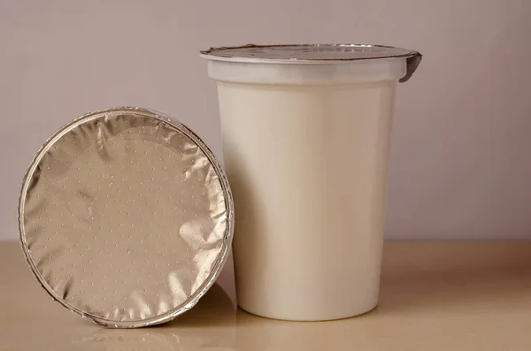 Envases de plástico con yogur sobre fondo claro . —  Fotos de Stock