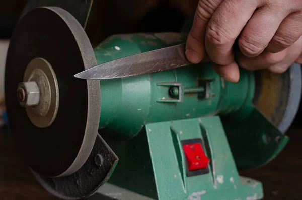 Männliches Handschärfmesser Elektrischer Schmirgel. — Stockfoto