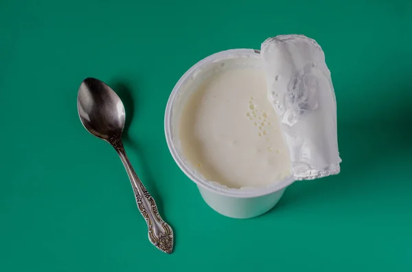 Leckerer Joghurt im weißen Plastikglas. — Stockfoto